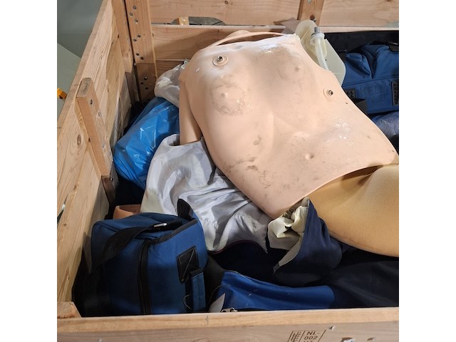 Diverse oefenpoppen en bhv uitrusting - afbeelding 7 van  7