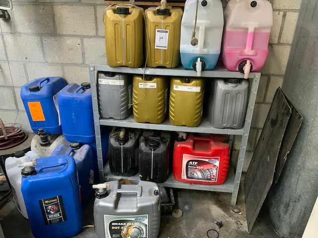 Diverse oliën en vloeistoffen met stelling - afbeelding 1 van  7