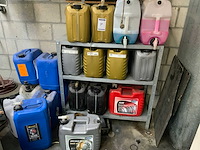 Diverse oliën en vloeistoffen met stelling - afbeelding 1 van  7