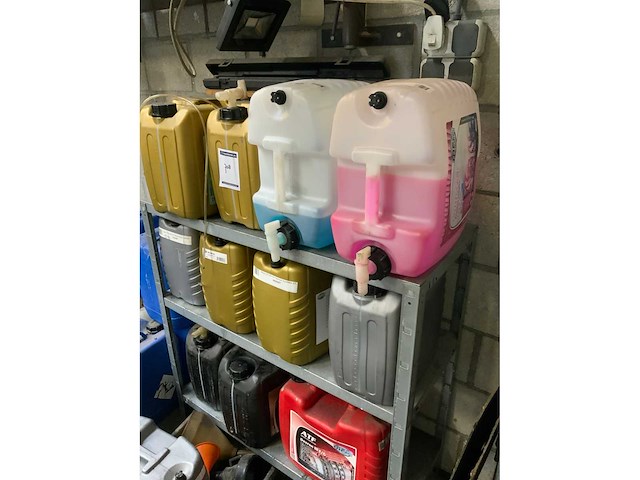 Diverse oliën en vloeistoffen met stelling - afbeelding 2 van  7