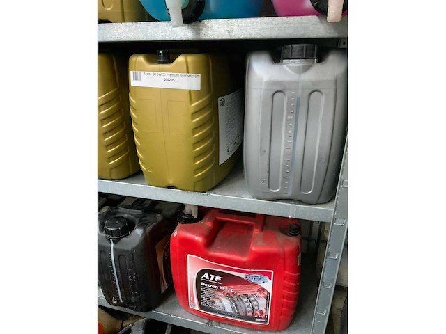 Diverse oliën en vloeistoffen met stelling - afbeelding 4 van  7