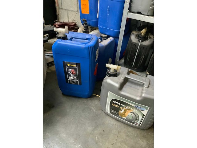 Diverse oliën en vloeistoffen met stelling - afbeelding 5 van  7