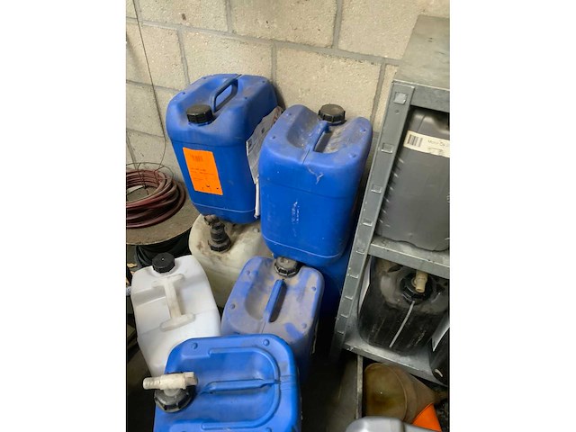 Diverse oliën en vloeistoffen met stelling - afbeelding 6 van  7