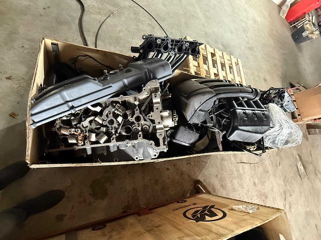 Diverse onderdelen - cilinderkoppen, inlaat kleppendeksel - buitenboordmotor onderdelen - afbeelding 1 van  4