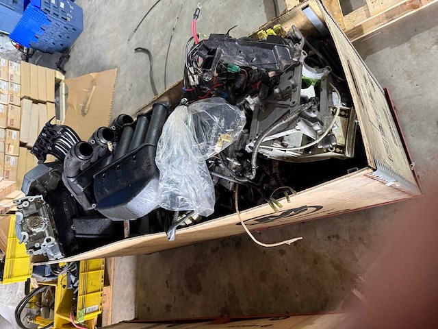 Diverse onderdelen - cilinderkoppen, inlaat kleppendeksel - buitenboordmotor onderdelen - afbeelding 2 van  4