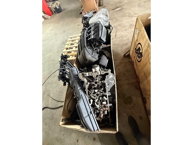 Diverse onderdelen - cilinderkoppen, inlaat kleppendeksel - buitenboordmotor onderdelen - afbeelding 3 van  4