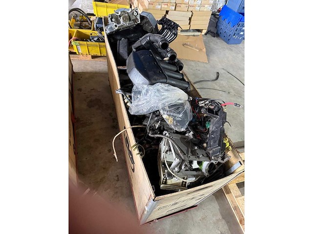 Diverse onderdelen - cilinderkoppen, inlaat kleppendeksel - buitenboordmotor onderdelen - afbeelding 4 van  4