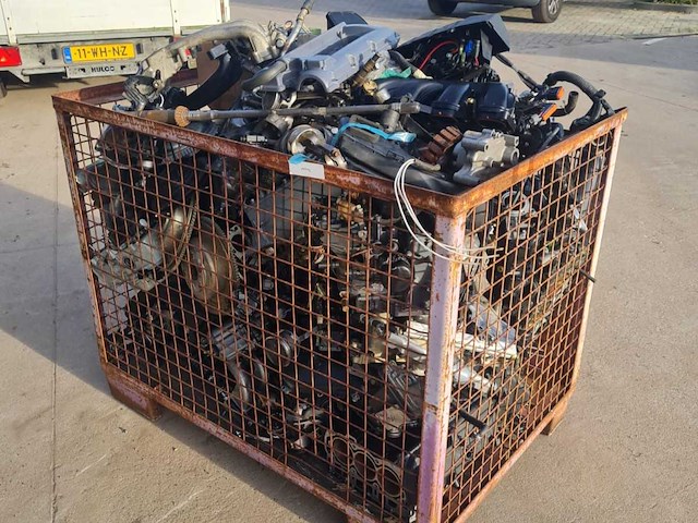 Diverse onderdelen - motorblok onderdelen - buitenboordmotor onderdelen - afbeelding 1 van  2