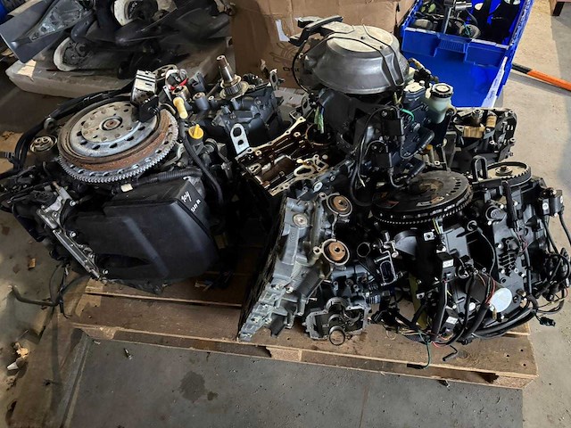 Diverse onderdelen - motorblokken - buitenboordmotor onderdelen - afbeelding 1 van  2