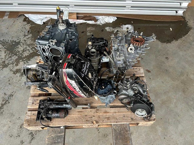 Diverse onderdelen - motorblokken - buitenboordmotor onderdelen - afbeelding 1 van  1