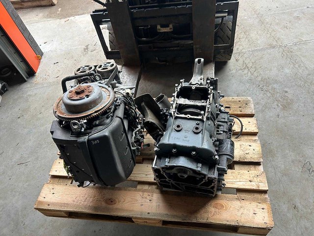 Diverse onderdelen - motorblokken - buitenboordmotor onderdelen - afbeelding 1 van  1