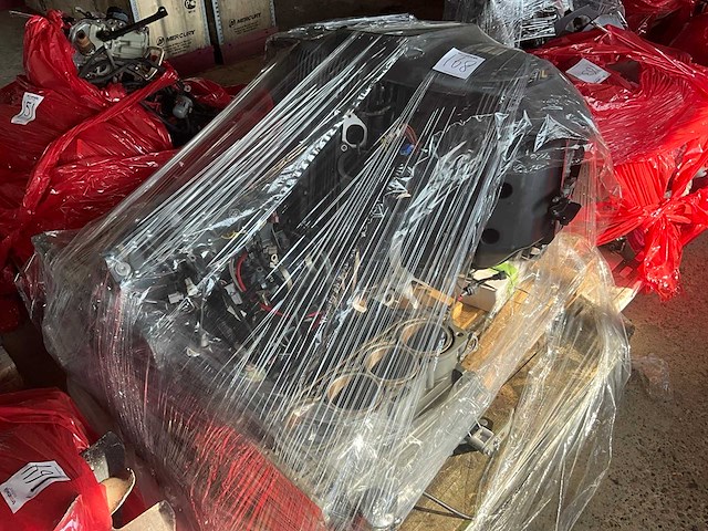 Diverse onderdelen - motorblokken - buitenboordmotor onderdelen - afbeelding 1 van  4