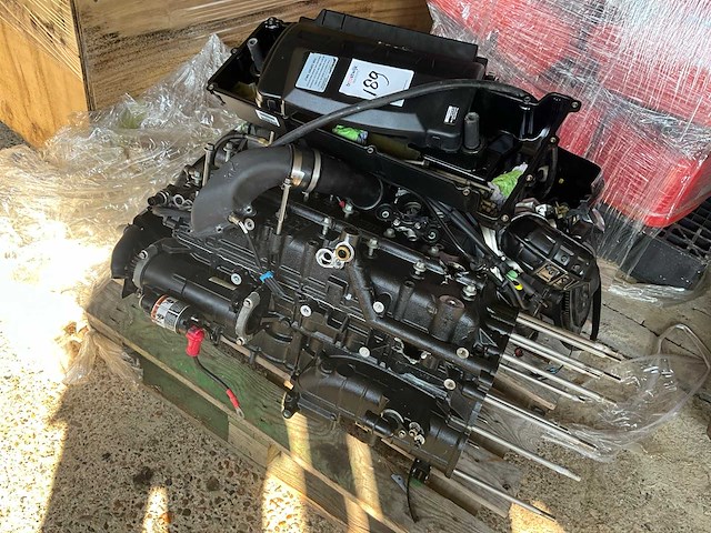 Diverse onderdelen - motorblokken - buitenboordmotor onderdelen - afbeelding 1 van  7