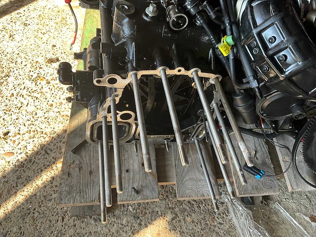 Diverse onderdelen - motorblokken - buitenboordmotor onderdelen - afbeelding 4 van  7