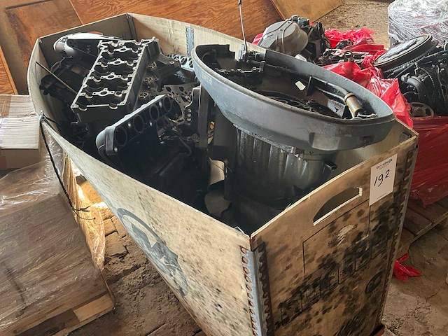 Diverse onderdelen - motorblokken - buitenboordmotor onderdelen - afbeelding 1 van  8