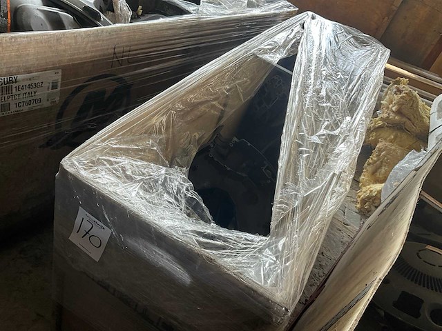 Diverse onderdelen - onderkappen / bottom cowling. - buitenboordmotor onderdelen - afbeelding 2 van  4