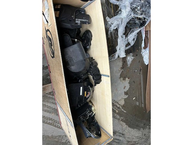 Diverse onderdelen - partij kappen - buitenboordmotor onderdelen - afbeelding 2 van  4