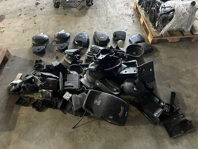 Diverse onderdelen - partij kappen - buitenboordmotor onderdelen - afbeelding 4 van  4