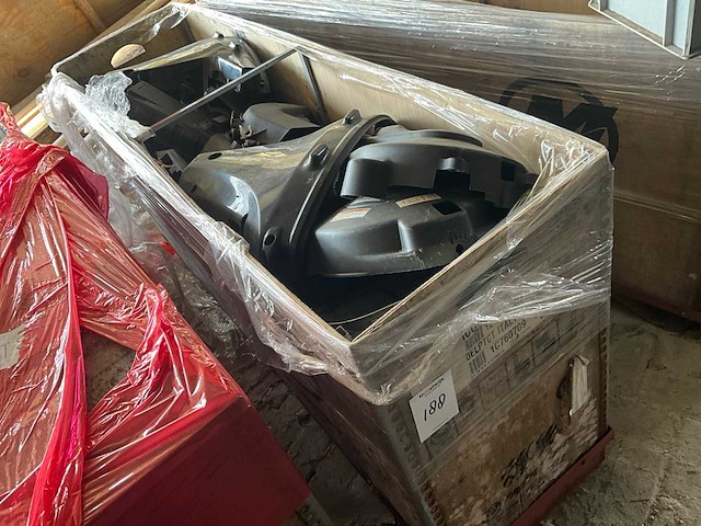 Diverse onderdelen - partij kappen - buitenboordmotor onderdelen - afbeelding 1 van  6