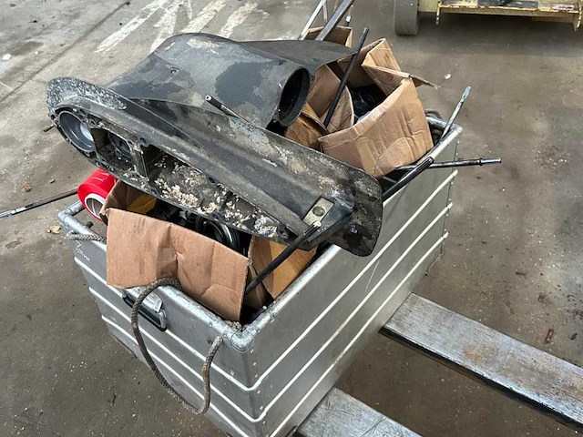 Diverse onderdelen - staarstuk onderdelen - buitenboordmotor onderdelen - afbeelding 1 van  2