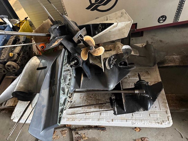 Diverse onderdelen - staartstukken - buitenboordmotor onderdelen - afbeelding 1 van  1