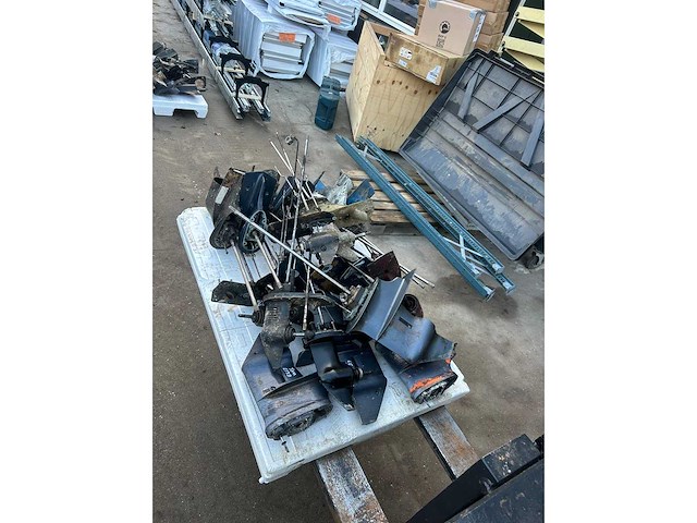 Diverse onderdelen - staartstukken - buitenboordmotor onderdelen - afbeelding 2 van  2