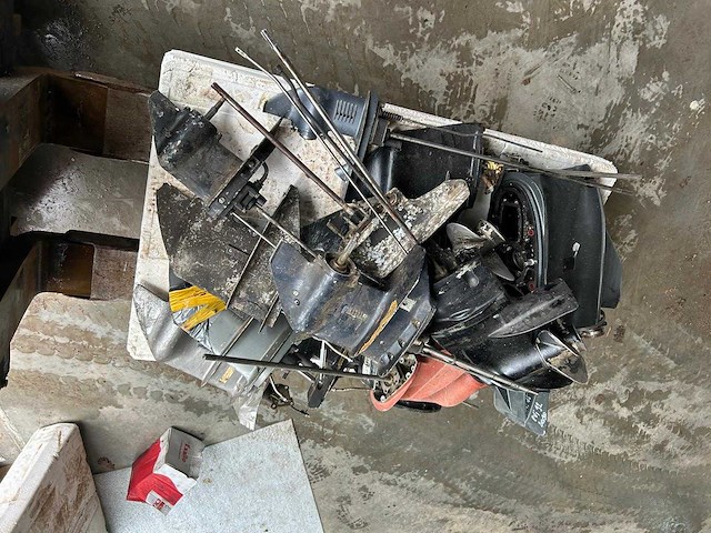 Diverse onderdelen - staartstukken - buitenboordmotor onderdelen - afbeelding 1 van  1