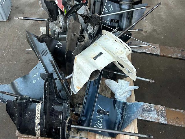 Diverse onderdelen - staartstukken - buitenboordmotor onderdelen - afbeelding 1 van  4