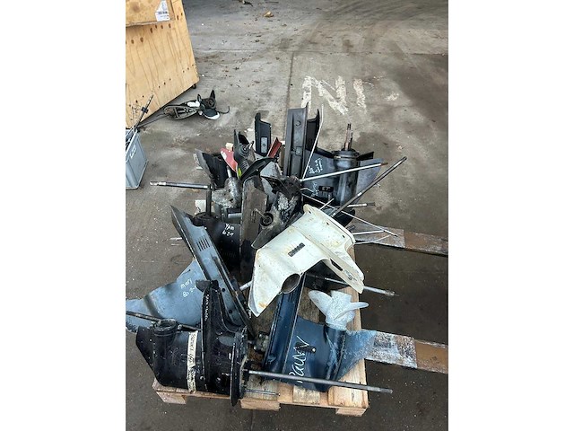 Diverse onderdelen - staartstukken - buitenboordmotor onderdelen - afbeelding 2 van  4