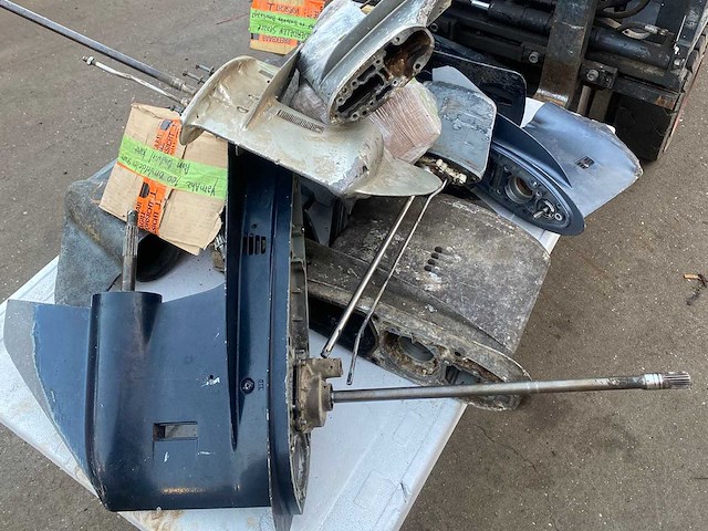 Diverse onderdelen - staartstukken - parts only - buitenboordmotor onderdelen - afbeelding 1 van  3