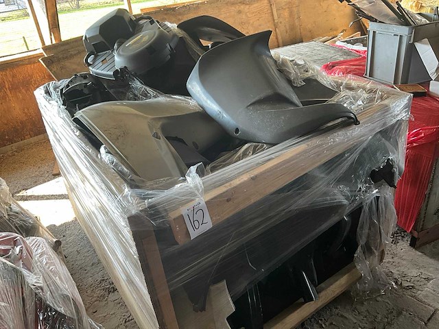 Diverse onderdelen - zijkappen. - buitenboordmotor onderdelen - afbeelding 1 van  1