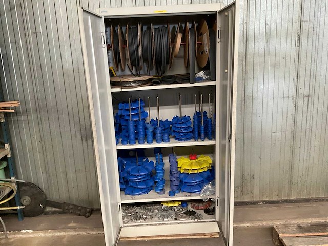 Diverse onderdelen elektromotoren, gereedschap - afbeelding 1 van  10