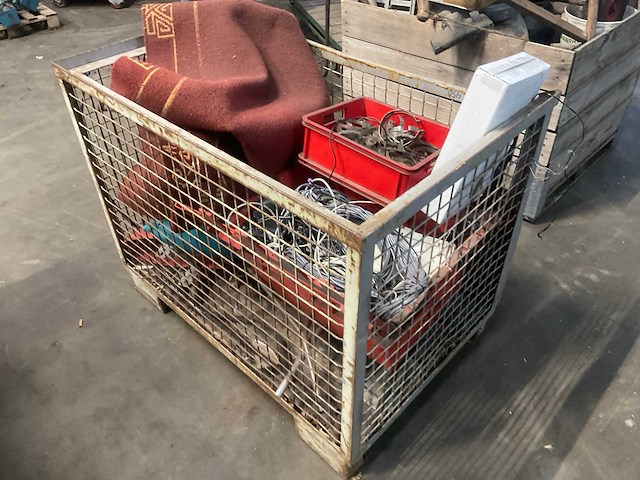 Diverse onderdelen, gereedschappen, bekabeling - afbeelding 1 van  6