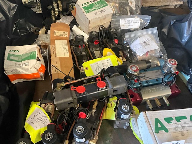 Diverse onderdelen, gereedschappen en accessoires - afbeelding 14 van  23