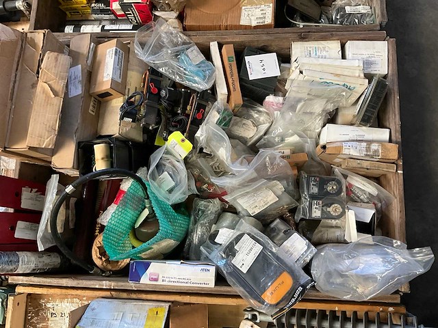 Diverse onderdelen, gereedschappen en accessoires - afbeelding 1 van  18