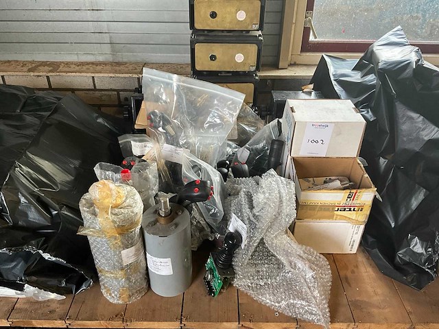 Diverse onderdelen, gereedschappen en accessoires - afbeelding 1 van  18