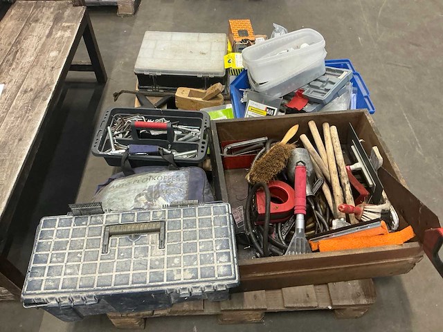 Diverse onderdelen, gereedschappen, schroeven en accessoires - afbeelding 2 van  2