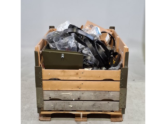 Diverse onderdelen, helmen en garage inventaris - afbeelding 1 van  7