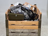 Diverse onderdelen, helmen en garage inventaris - afbeelding 1 van  7