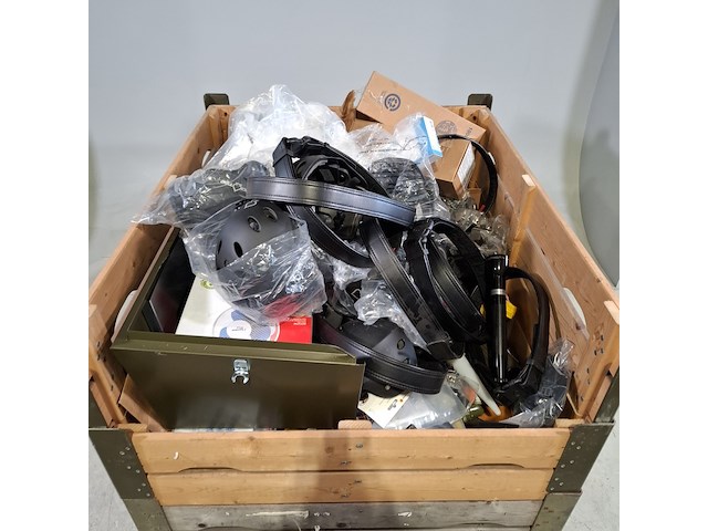 Diverse onderdelen, helmen en garage inventaris - afbeelding 2 van  7