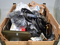 Diverse onderdelen, helmen en garage inventaris - afbeelding 2 van  7