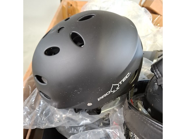 Diverse onderdelen, helmen en garage inventaris - afbeelding 3 van  7