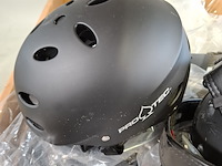 Diverse onderdelen, helmen en garage inventaris - afbeelding 3 van  7