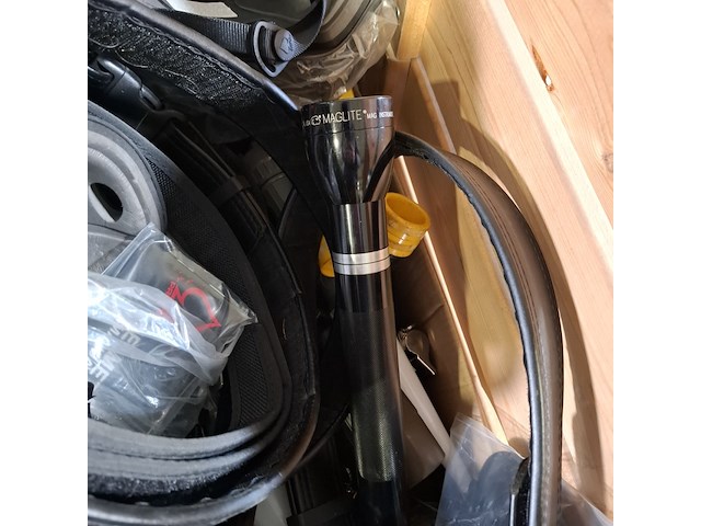 Diverse onderdelen, helmen en garage inventaris - afbeelding 4 van  7