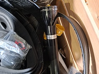 Diverse onderdelen, helmen en garage inventaris - afbeelding 4 van  7