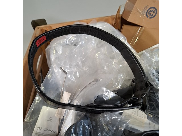 Diverse onderdelen, helmen en garage inventaris - afbeelding 5 van  7