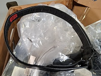 Diverse onderdelen, helmen en garage inventaris - afbeelding 5 van  7