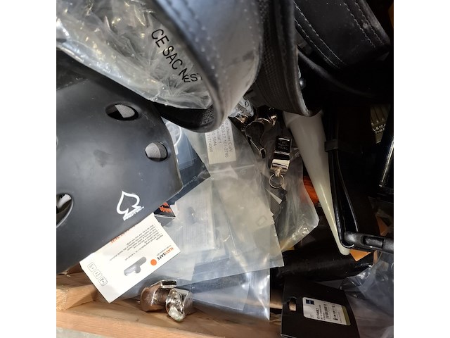 Diverse onderdelen, helmen en garage inventaris - afbeelding 6 van  7