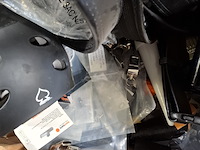 Diverse onderdelen, helmen en garage inventaris - afbeelding 6 van  7