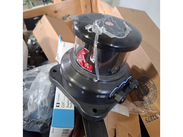 Diverse onderdelen, helmen en garage inventaris - afbeelding 7 van  7